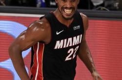 包含穆古鲁扎巅峰对决，巴特勒与70激战雄鹿分钟，赛况扑朔迷离胜负难料！的词条